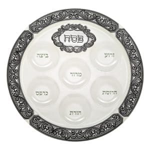 צלחת פסח מזכוכית שקופה עם פיתוחי מתכת