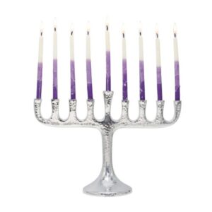 חנוכייה קדמונית בצבע כסף, עם טקסטורה מרוקעת