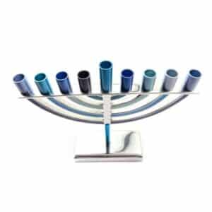 חנוכייה קלאסית קטנה בעיצוב מודרני עם גוונים כחולים
