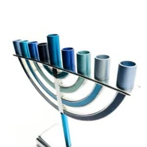 חנוכייה קלאסית קטנה בעיצוב מודרני עם גוונים כחולים
