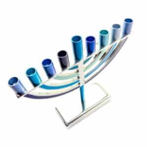 חנוכייה קלאסית קטנה בעיצוב מודרני עם גוונים כחולים