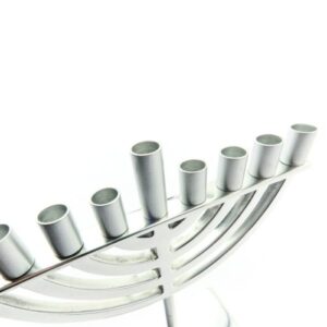 חנוכייה קלאסית קטנה כסופה בעיצוב מודרני