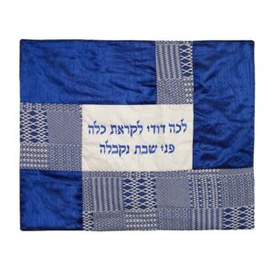 כיסוי לפלטה דוגמת מסגרת מקולאז' בדים בגווני כחול וכיתוב "לכה דודי לקראת כלה"