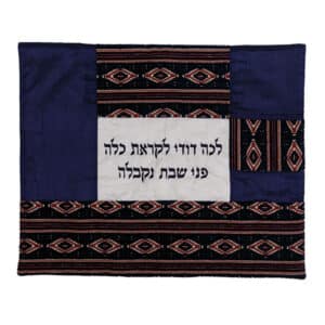כיסוי לפלטה דוגמת מסגרת מקולאז' בדים בגווני כחול ובורדו וכיתוב "לכה דודי לקראת כלה"