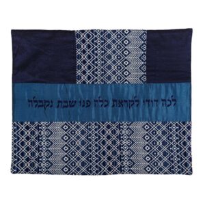 כיסוי לפלטה דוגמת מסגרת מקולאז' בדים בגווני כחול ולבן וכיתוב "לכה דודי לקראת כלה"
