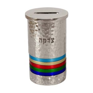 קופת צדקה מעוטרת במכות פטיש עבודת יד עם טבעות צבעוניות - 11 ס"מ