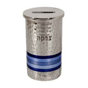 קופת צדקה מעוטרת במכות פטיש עבודת יד עם טבעות כחולות - 11 ס"מ