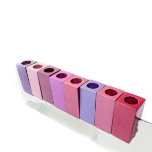 חנוכייה מפס אלומיניום כסוף מרוקע עם קנים מתחלפים בגווני בורדו