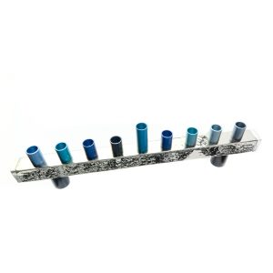 חנוכייה מפס אלומיניום מרוקע בציפוי ניקל עם קנים בגווני כחול