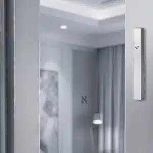 בית מזוזה מאלומיניום בצבע כסף בסגנון אורבני - מתאים לכל קלף עד 12 ס”מ